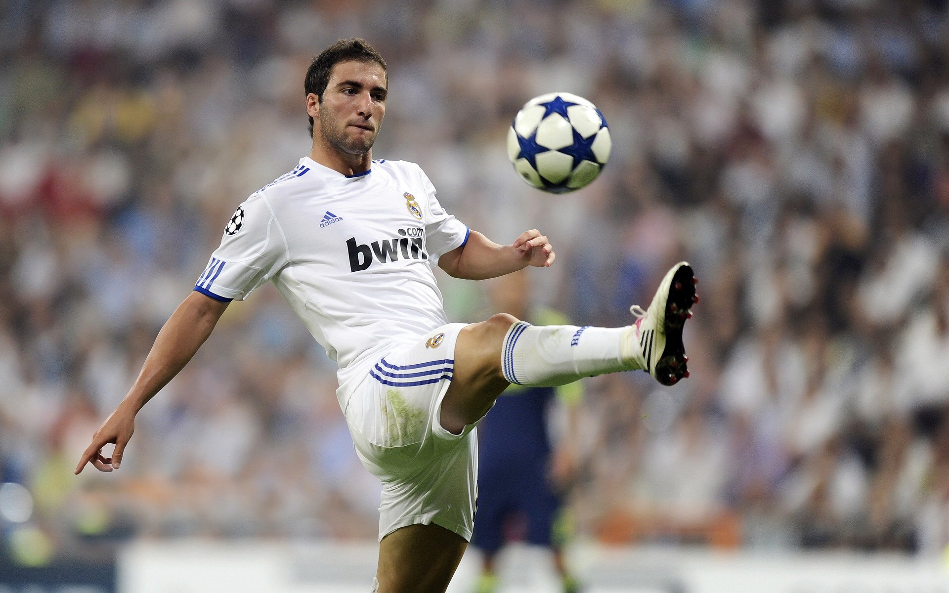 华体会网站-训练引入高科技监测设备实时反馈提升训练质量与精准度，训练检测